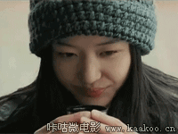 微笑着点头的美女