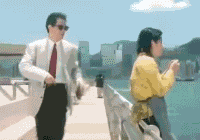 从背后一脚踢人下海