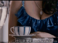 美女喝咖啡的镜头