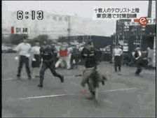 一个前滚翻后抽出两把激光剑