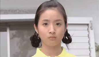 顽皮女生做鬼脸