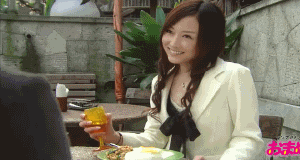 捏碎杯子的女人