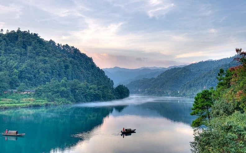 乘小舟水中观山戏水