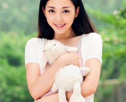 皮肤白嫩的女孩