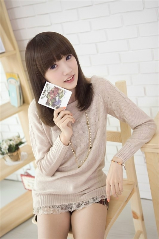 活泼可爱的居家小美女