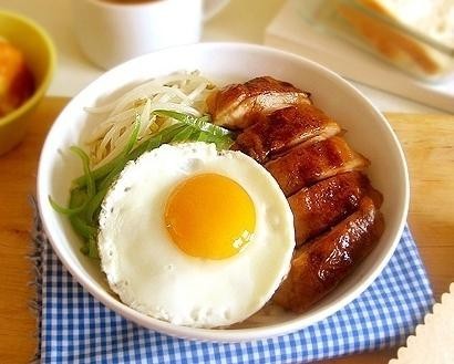 漂亮的鸡蛋肉饭