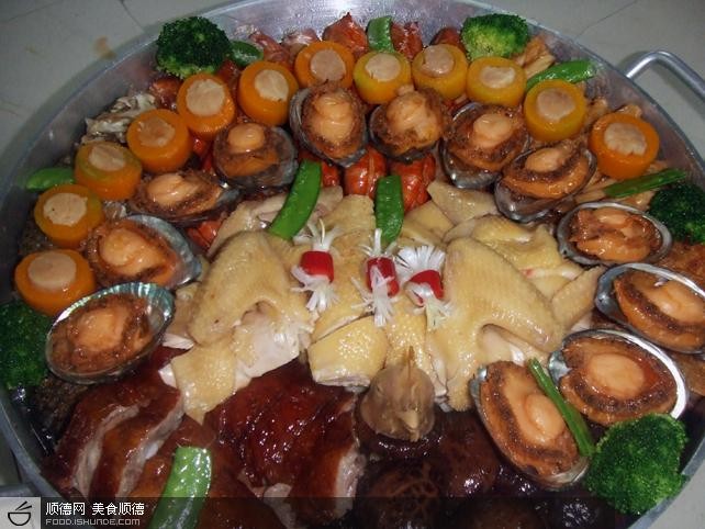 精美的鸡煲火锅