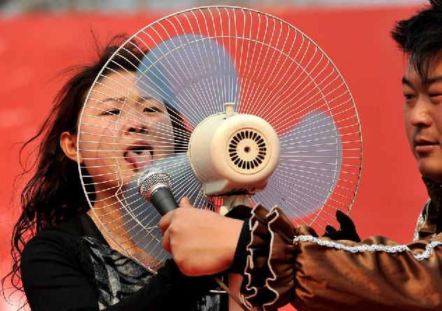 美女用舌头让风扇停下来