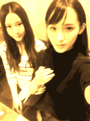美女向空中送飞吻