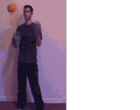 玩球的男人捡球