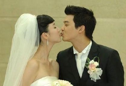 接吻的新婚情侣