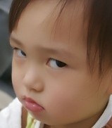 斜眼瞪人的小朋友