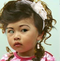 生气斜瞪眼的小孩