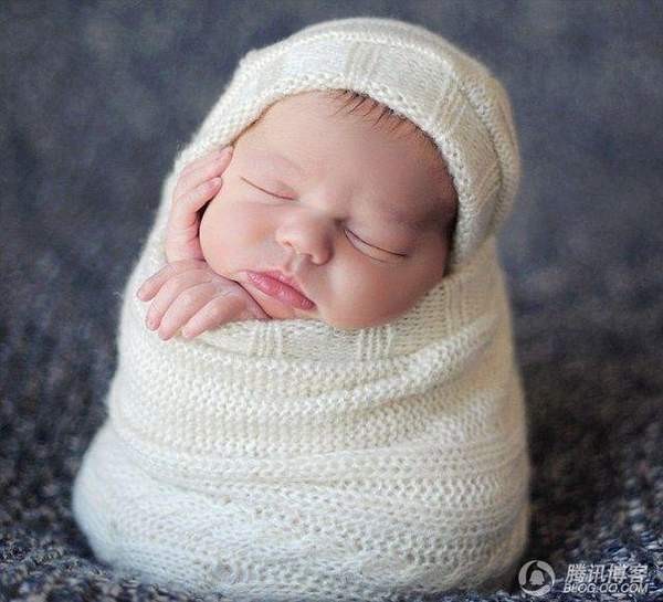 把小孩裹起来睡觉