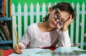 戴着眼镜犯困的小女孩