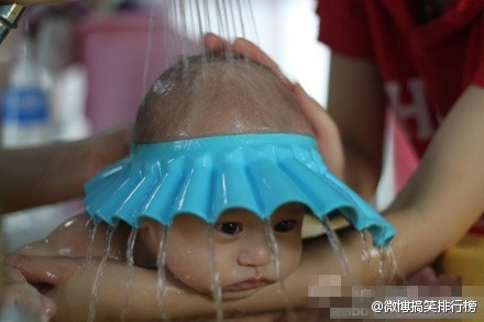 防止水滴到眼睛里，妈妈是这样给小孩洗头的