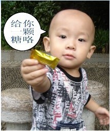 大方的小男孩，给你一颗糖吃