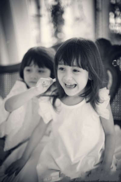 超可爱的双胞胎小姐妹