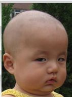 生气瞪人的大头小孩