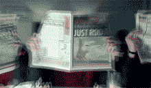 三人一起扔报纸，开始吃东西