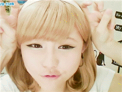 学牛儿头上长角的顽皮女孩