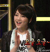 笑嘻嘻温柔拍手的女生