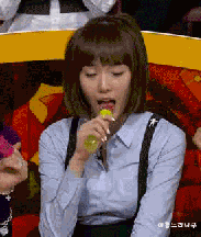 开心吃棒棒糖的女生