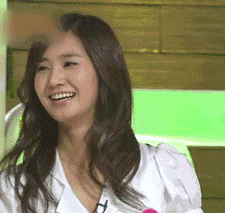 忍不住笑呵呵的女孩