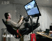 玩赛车游戏的疯狂玩家