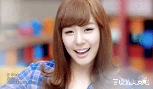 开心挥手的漂亮女生