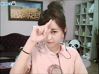 调皮的女生用手指缕头发