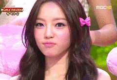 嘟小嘴的可爱女生