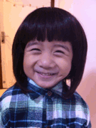 戴假发装大人的小孩