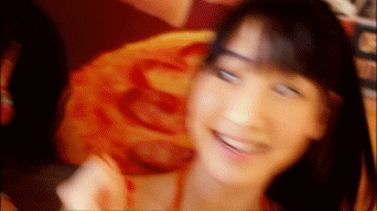 快乐摇摆的女生