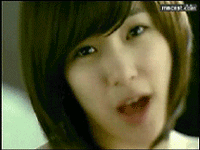 甜甜微笑的女孩