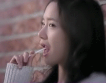 美女吃糖的一刻