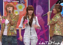 三个女人在台上边唱边闹