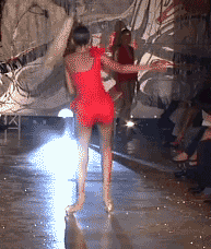 三步一跌的女模特