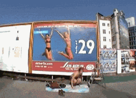 跳起来融入广告之中