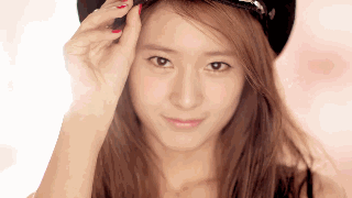 漂亮女孩缕头发