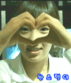 用手做一个心形，再送一个飞吻