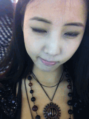 顽皮女生眨眼睛