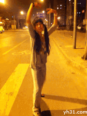 美女在大马路上跳舞