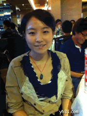 美女玩魔术，变出一支大饮料