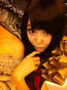 搞怪女生摸朋友的肩膀