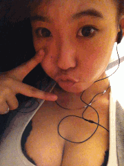 做剪刀手的调皮女孩