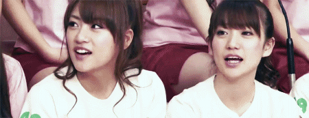 两个女人一起点头