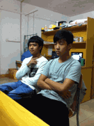 假装的配合笑一下