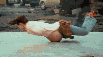 爬在球上在地下转圈圈