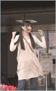 欢呼举手胜利的女孩